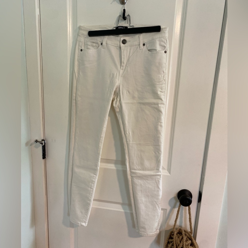 Buffalo David Bitton size 6 white Aubrey Ankle Grazer mid-rise jeans
